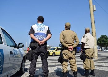 Homem de 65 anos é preso por racismo em fila de mercado no Rio de Janeiro