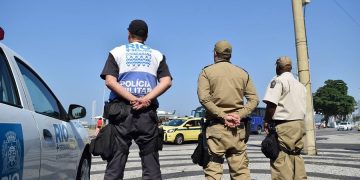 Homem de 65 anos é preso por racismo em fila de mercado no Rio de Janeiro