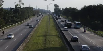 Policial de folga impede assalto na BR-101 e apreende menor com arma e bloqueador