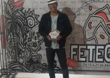 Eduardo Duwal recebe homenagem por contribuição à cultura pública no Festival de Guaranésia