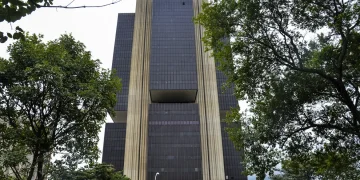 Banco Central reduz juros pela segunda vez consecutiva, diante de tensões globais e inflação em alta