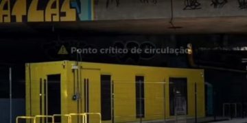 Base de apoio para entregadores da 99 é instalada sob ponte na Barra da Tijuca