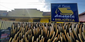 Biblioteca A Casa Amarela no Rio de Janeiro apoia famílias com autistas e oferece sala sensorial