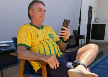 Polícia substitui carregador da tornozeleira de Bolsonaro durante prisão domiciliar
