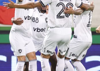 Botafogo busca afastar turbulência e melhorar classificação diante do Internacional