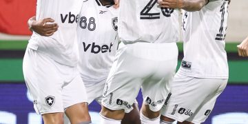 Botafogo busca afastar turbulência e melhorar classificação diante do Internacional