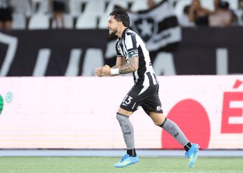 Botafogo vence Chapecoense por 1 a 0 com gol de cabeça de Alex Telles