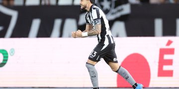 Botafogo vence Chapecoense por 1 a 0 com gol de cabeça de Alex Telles