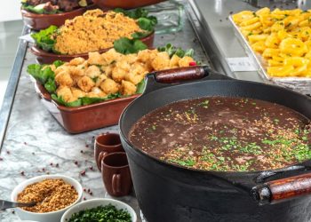 Feijoada com música ao vivo celebra São Jorge na beira-mar do Rio