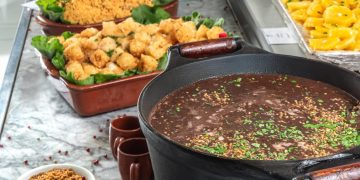 Feijoada com música ao vivo celebra São Jorge na beira-mar do Rio