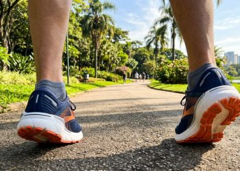Escolha de calçados ortopédicos ajuda a aliviar dores na sola do pé no Brasil