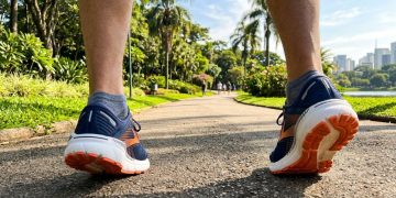 Escolha de calçados ortopédicos ajuda a aliviar dores na sola do pé no Brasil