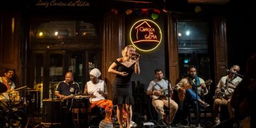 Carioca da Gema promove celebração de aniversário com samba ao vivo na Lapa