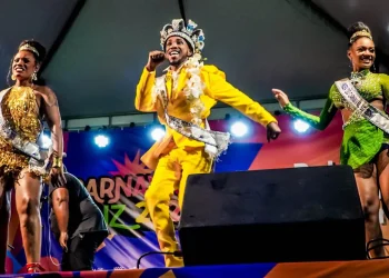 São Gonçalo retoma carnaval de rua após dez anos com desfile de escolas de samba