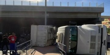 Carreta que transportava pedras tomba na Avenida 22 de Maio em Itaboraí