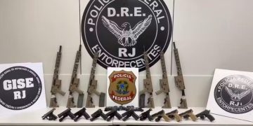 Polícia Federal prende casal com armas escondidas em compartimentos na carroceria de veículo