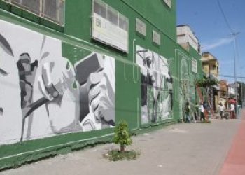 Painel revela produção artesanal e história do Cristo em São Gonçalo