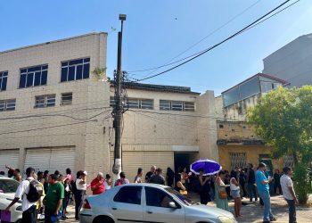 Trabalhadores enfrentam longas filas, clima quente e falhas no atendimento no sindicato de Niterói