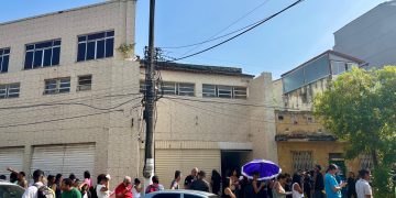 Trabalhadores enfrentam longas filas, clima quente e falhas no atendimento no sindicato de Niterói