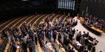 Congresso derruba veto presidencial e favorece golpistas na votação do projeto de lei