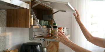 Cozinha acessível: soluções ergonômicas e seguras para independência de pessoas com mobilidade