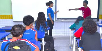 Maricá inicia ensino de mandarim na rede pública, promovendo educação trilíngue