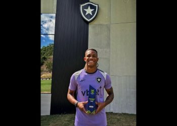 Danilo do Botafogo é eleito melhor do mês de março pelo Brasileirão