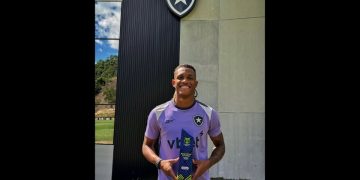 Danilo do Botafogo é eleito melhor do mês de março pelo Brasileirão