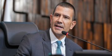 Impasse no Rio favorece Eduardo Paes e trava posse de Douglas Ruas