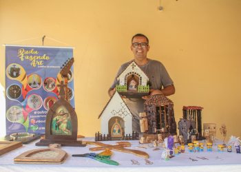 São Gonçalo: aposentado transforma lixo em arte para enfrentar a ansiedade