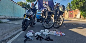 Polícia prende dois criminosos e apreende grande quantidade de drogas em operação na comunidade Bom Retiro