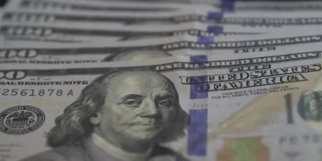 Mercado financeiro brasileiro encerra abril com valorização e dólar no menor nível em dois anos
