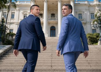 À frente de Lula no Rio, Flávio Bolsonaro fortalece palanque de Douglas Ruas na disputa pelo governo estadual