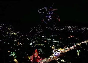 Céu de Quintino é iluminado por drones em homenagem ao Dia de São Jorge no Rio
