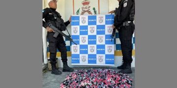 Homem é preso com mais de 17 mil pinos de cocaína após tentativa de fuga na RJ-124
