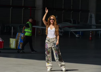 Shakira chega ao Rio para show na Praia de Copacabana e atrai milhares de fãs