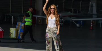 Shakira chega ao Rio para show na Praia de Copacabana e atrai milhares de fãs