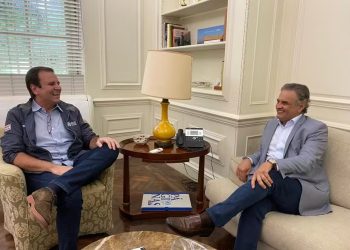 PSDB oficializa apoio a Eduardo Paes no governo do Rio com Aécio Neves presente