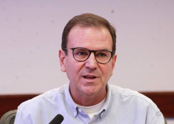 Pesquisa aponta liderança de Eduardo Paes, mas alta volatilidade mantém eleição aberta no Rio