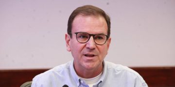 Pesquisa aponta liderança de Eduardo Paes, mas alta volatilidade mantém eleição aberta no Rio