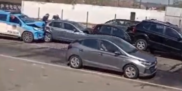 Engavetamento envolvendo 11 veículos na BR-101 deixa duas pessoas feridas em Itaboraí