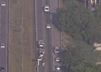 Acidente na BR-101 provoca engarrafamento de 4 km e interdição de faixas em São Gonçalo