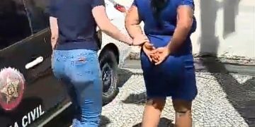 Mulher é presa por matar marido com facão após descobrir traição em Itaboraí