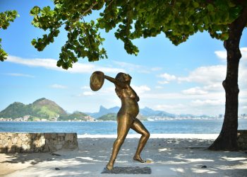 Niterói inaugura estátua de Leila Diniz, primeira homenagem feminina em espaço público