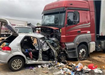 Família de seis pessoas morre em colisão frontal com carreta na BR-251, em Salinas