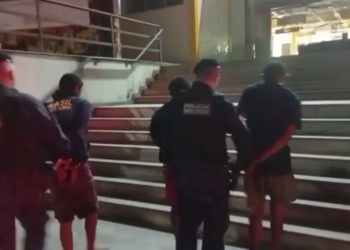 Quatro homens são presos por furtar cabos em prédio desativado em Niterói