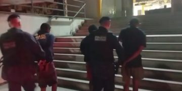 Quatro homens são presos por furtar cabos em prédio desativado em Niterói