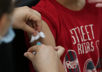 Semana de vacinação nas escolas visa atualizar caderneta de 27 milhões de estudantes