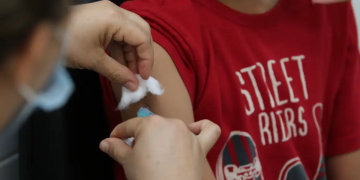 Semana de vacinação nas escolas visa atualizar caderneta de 27 milhões de estudantes