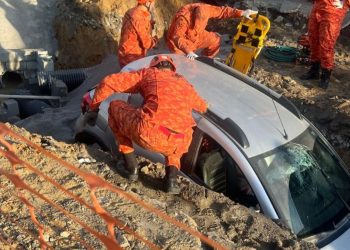 Carro cai em cratera durante obras do projeto MUVI em São Gonçalo